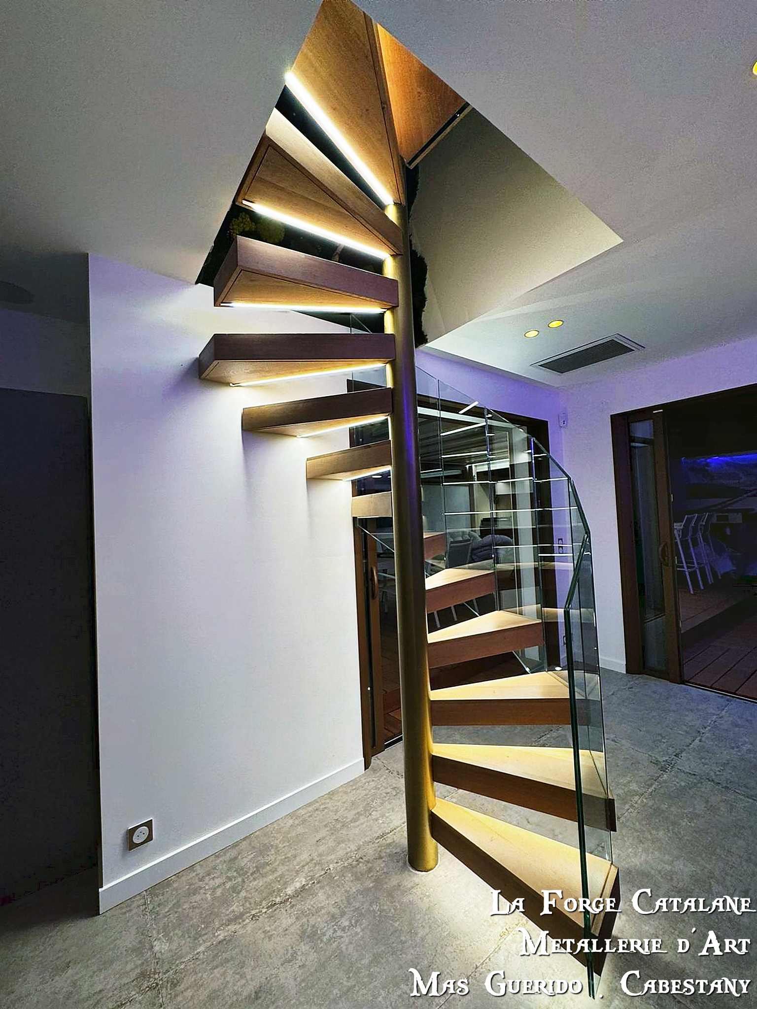 escalier colimacon avec marches bois led rampant en verre forge catalane.jpg